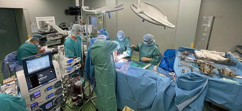 Servicii chirurgicale complexe Operații de chirurgie cardiacă minim invazive Operații pe cord deschis și vascular Operații pe cord bătând off-pump Reconstrucție și plastie a valvei Rezolvarea cazuri dificile de chirurgie cardiacă, cu risc operator mare